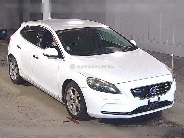 Volvo V40 2013, auction grade 4