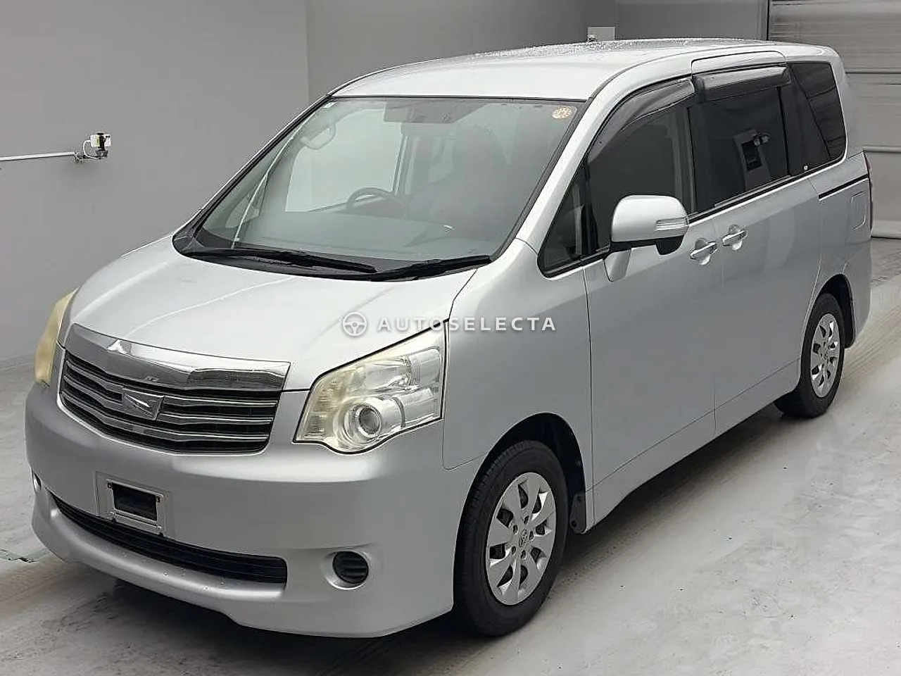Toyota Noah 2012, photo 1 of 1