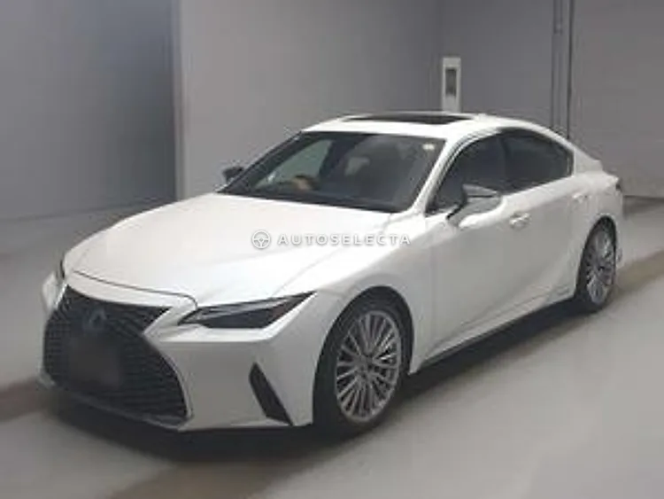 Lexus IS 2020, photo 1 of 2
