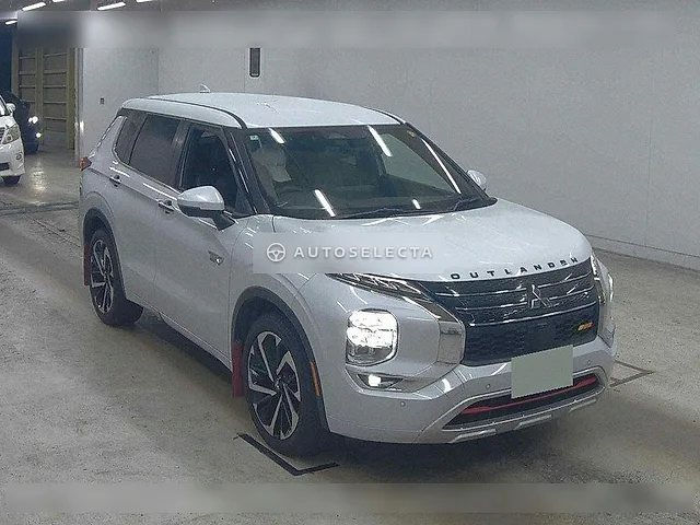 Mitsubishi Outlander PHEV 2022, auction grade 3.5