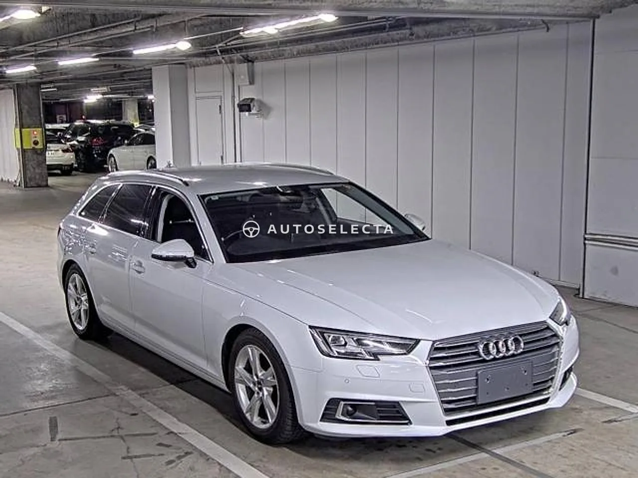 Audi A4 Avant 2018, photo 1 of 5