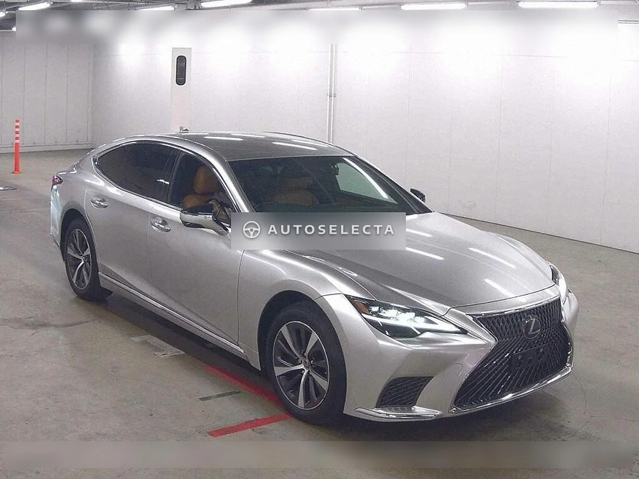 Lexus LS 2021, photo 1 of 6