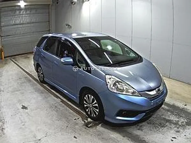 Honda Fit Shuttle Hybrid 2013, auction grade 3