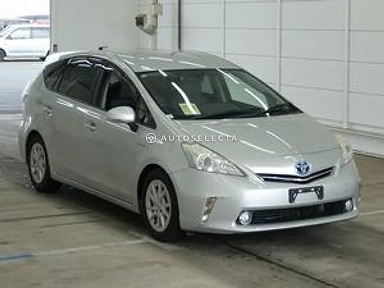 Toyota Prius Alpha 2013, photo 1 of 1
