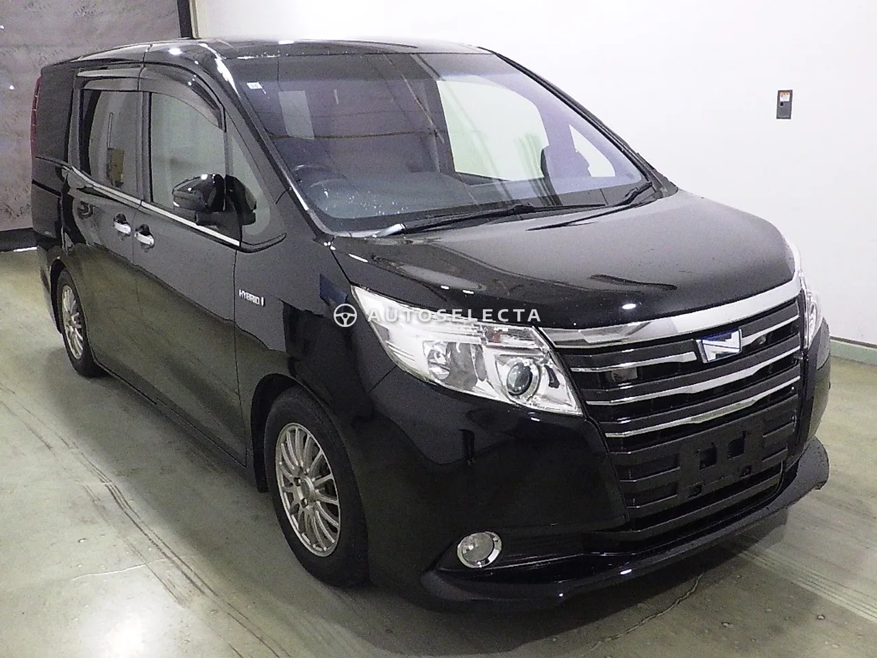 Toyota Noah 2015, photo 1 of 8