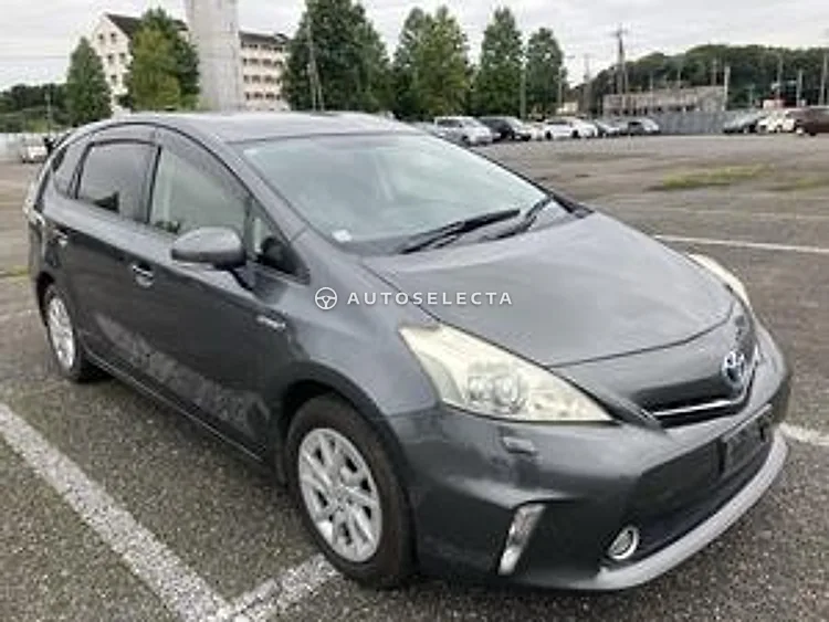 Toyota Prius Alpha 2013, photo 1 of 1