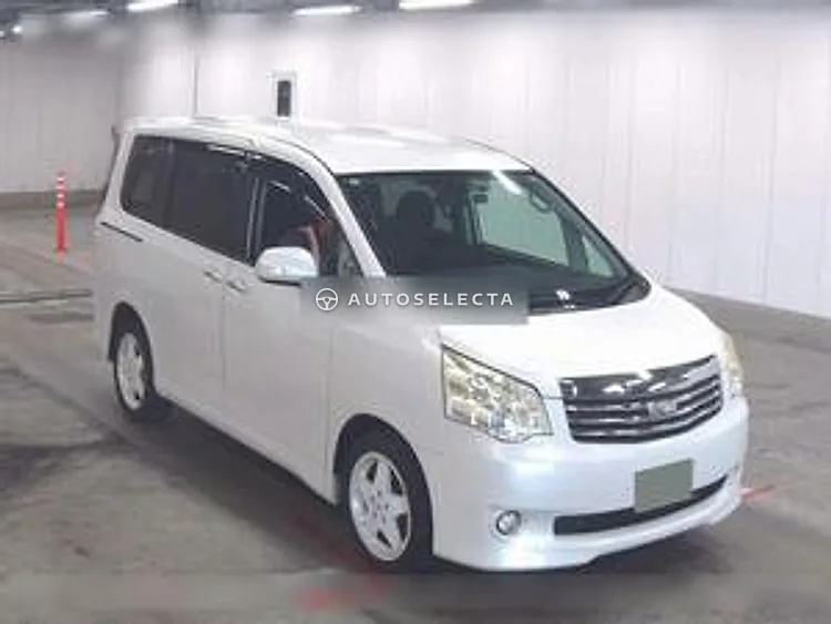 Toyota Noah 2012, photo 1 of 1
