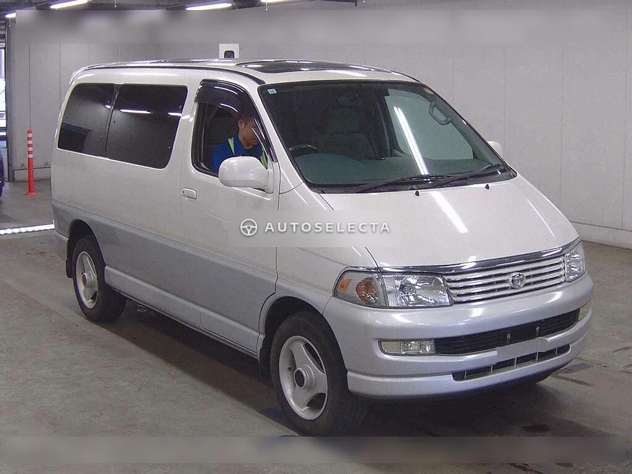 Toyota Hiace Regius 1998, photo 1 of 1