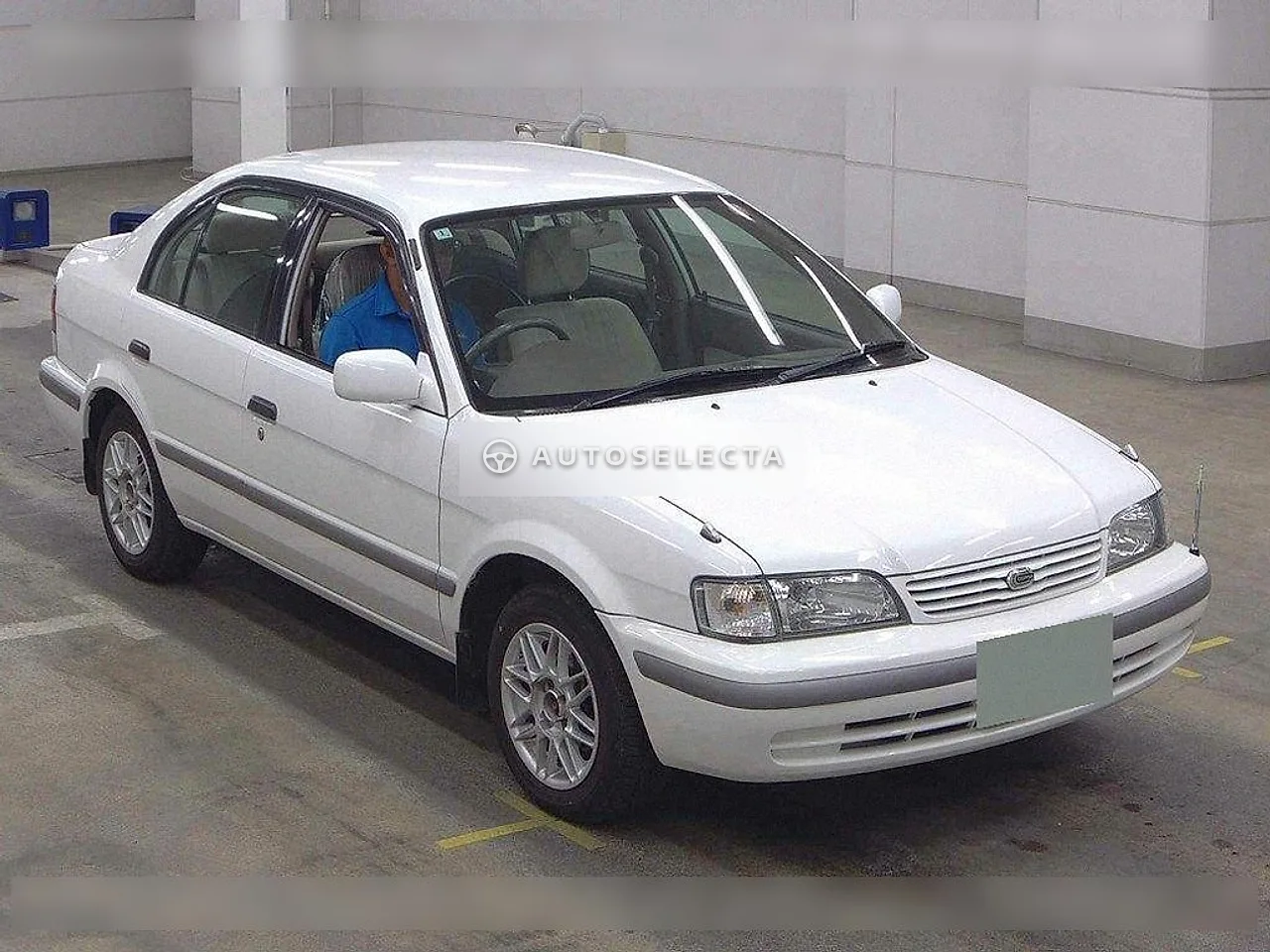 Toyota Corsa 1998, photo 1 of 6