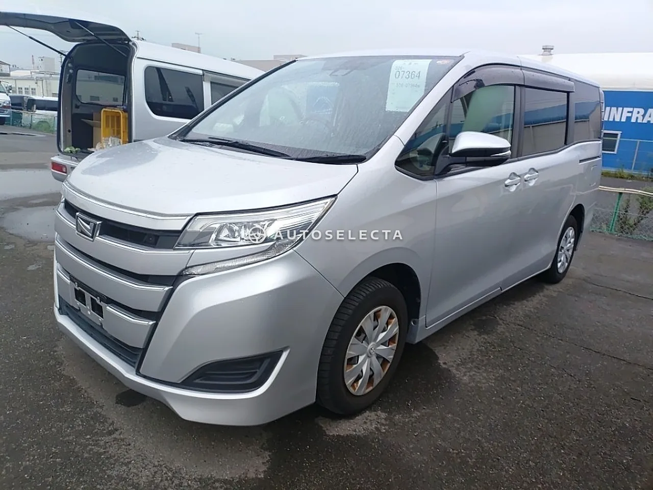 Toyota Noah 2021, photo 1 of 11
