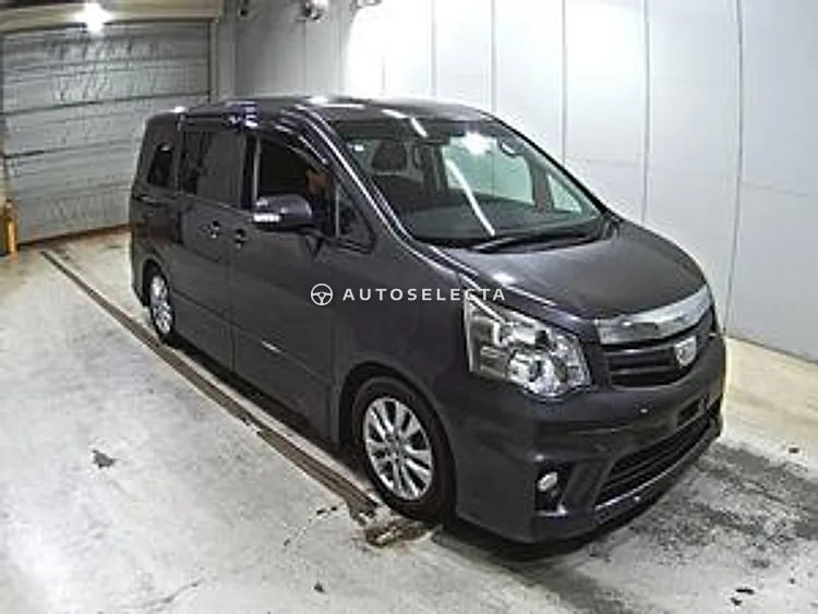 Toyota Noah 2011, photo 1 of 1
